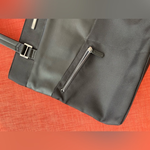 Luxury NAVA Design Shoulder Bag - Picture 3 of 6